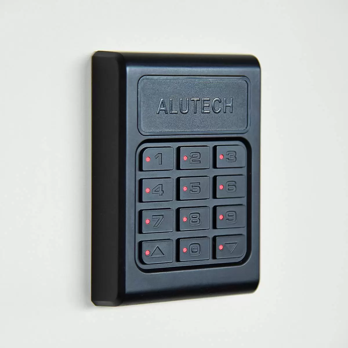 Радиокодовая клавиатура Alutech DIP-N на стене, подсвеченные кнопки с цифрами